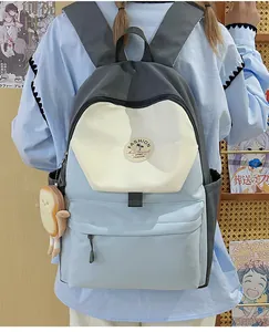 Detail eines Farbblock-Schulrucksacks mit süßem Plüsch-Toast-Anhänger und Fashion-Logo