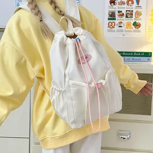 Mochila blanca minimalista con cordón y detalles rosas bordados para uso diario