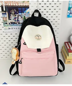 Detail eines farblich abgesetzten Rucksacks mit sechseckiger Tasche und Plüsch-Toast-Anhänger