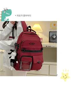 Detail eines dunkelroten Harajuku-Rucksacks mit Multi-Taschen und niedlichem Hasenanhänger