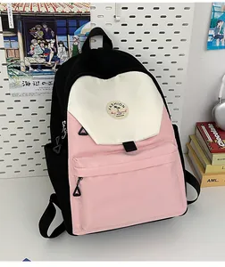 Detail eines mehrfarbigen Canvas-Rucksacks mit Fronttasche und rundem Fashion-Aufnäher