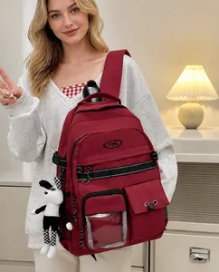 Detail eines dunkelroten Nylon-Rucksacks mit transparentem PVC-Fach und Hasenanhänger