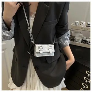 Détail du mini sac bandoulière argenté avec texture tissée et bandoulière en chaîne