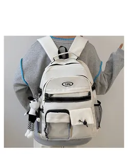 Dettaglio zaino bianco stile Harajuku con design multitasca e ciondolo a coniglietto