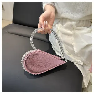 Detailansicht der herzförmigen Abendtasche aus Wildleder mit glitzerndem Strassgriff