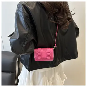 Vue détaillée du mini sac bandoulière rose néon en cuir texturé et boucles dorées