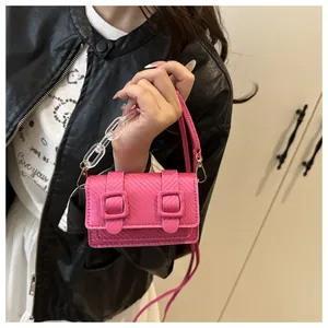 Mini sac bandoulière fuchsia détaillé avec cuir texturé et poignée en acrylique