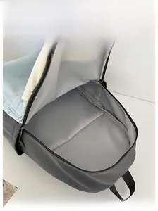 Innenansicht des geräumigen Hauptfachs und Innenfutters des modischen Schulrucksacks