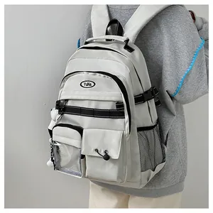 Vista laterale dello zaino Harajuku multitasche con tasca in PVC e logo del marchio YuNa