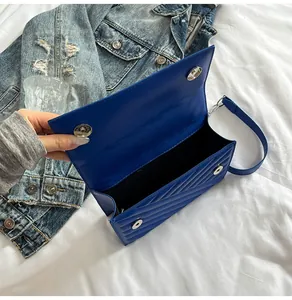 Detailansicht der hellblauen Stepptasche mit Silbermagneten und schwarzem Innenfutter