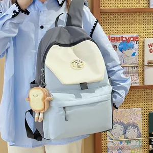 Dreifarbiger Patchwork-Rucksack aus Nylon mit Plüsch-Anhänger für Schule und Reisen