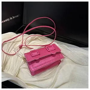 Détail du mini sac rose fushia avec texture fibre de carbone et chaîne acrylique