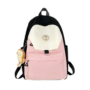 Modischer Damen-Rucksack im Color-Block-Design in Rosa und Schwarz mit Plüschanhänger