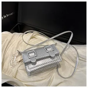 Gros plan du mini sac bandoulière argenté métallisé dans son coffret avec chaîne acrylique
