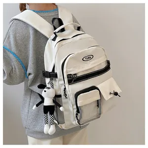 Dettaglio zaino in nylon bianco con logo YuNa e tasche laterali in rete
