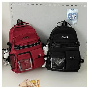 Dettaglio dello zaino scolastico giapponese Harajuku con versioni rossa e nera e pendenti