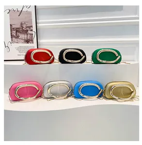 Collection de sept sacs ovales colorés avec poignée en C dorée et bandoulières