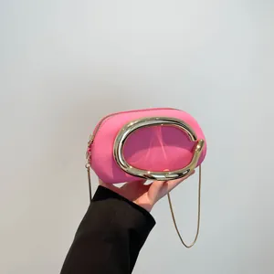 Mini sac bandoulière rose avec poignée en C dorée et chaîne pour les soirées