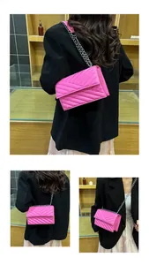 Detailansicht der pinkfarbenen gesteppten Ledertasche mit V-Muster und Silberkette