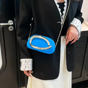 Mini sac à main bleu vif avec grande poignée en métal doré et fine bandoulière chaîne