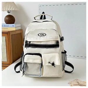 Dettaglio di uno zaino beige in stile giapponese con finestra trasparente e tasca a rete
