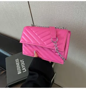 Detail der rosaroten gesteppten PU-Leder Umhängetasche mit schicker silberner Kette