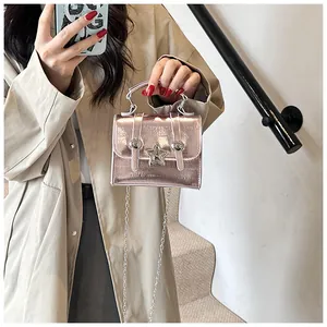 Dettaglio ravvicinato della mini borsa rosa metallizzato con stella e catena argento