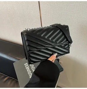 Nahaufnahme der schwarzen gesteppten Ledertasche mit silberner Kettenriemen-Details