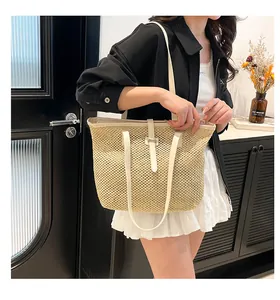 Dettaglio della trama intrecciata e del manico in pelle crema di questa borsa tote grande