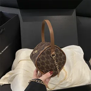 Mini sac à main rétro en cuir avec motif monogramme et bandoulière chaîne dorée