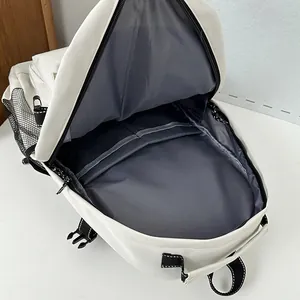 Dettaglio interno di uno zaino bianco con doppie tasche interne e grande capacità