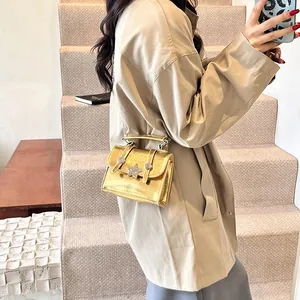 Borsa Donna alla Moda in PU Metallizzato Lucido Piccola Quadrata con Stella Decorativa Tracolla a Catena Mini Pochette