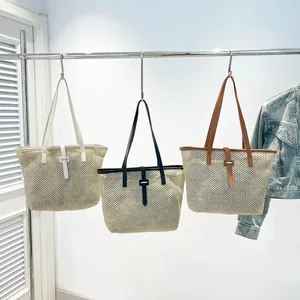 Borse tote intrecciate alla moda in crema, nero e marrone con cinturini in pelle e fibbia metallica