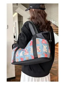 Detalle de la bolsa de viaje grande con estampado de conejo y compartimento inferior