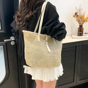 Elegante borsa tote intrecciata color avena con finiture in pelle PU bianca per l'estate