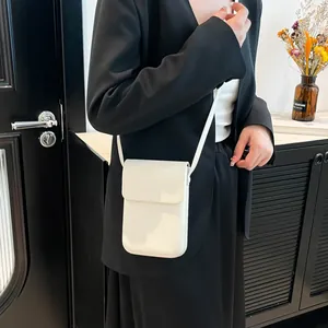 Minimalistische weiße PU-Leder Handy-Umhängetasche mit Klappe für den täglichen 通勤-Stil