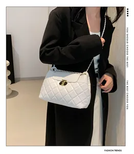 Sac bandoulière matelassé blanc avec fermoir tournant doré et bandoulière en chaîne