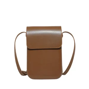 Vertikale braune Leder-Handytasche mit Klappdeckel und minimalistischem Schultergurt