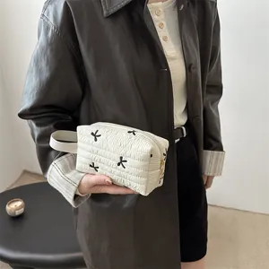 Trousse à maquillage matelassée blanc crème avec broderie nœud et poignée portable