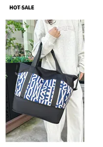 Foto exterior de un bolso tote de gran capacidad con motivos de letras azules y blancas