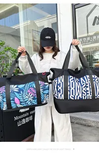 Primer plano de bolsos de viaje grandes con estampados florales y letras en un café moderno