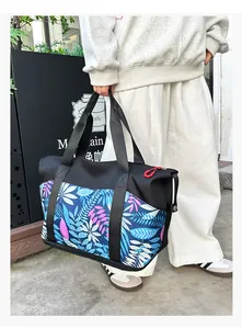 Detalle del bolso tote de nailon con estampado de hojas tropicales y tirador rojo