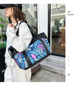Detalle macro del bolso de viaje de gran capacidad con estampados de hojas tropicales