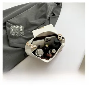 Intérieur spacieux du sac à bandoulière blanc matelassé avec doublure de luxe