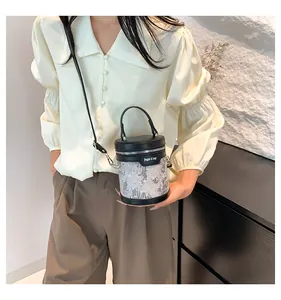 Détail d'un sac seau cylindrique noir et blanc avec broderie de style bohème