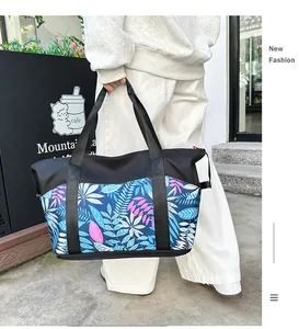 Detalle de bolso tote patchwork de gran capacidad con estampado de hojas tropicales y asas