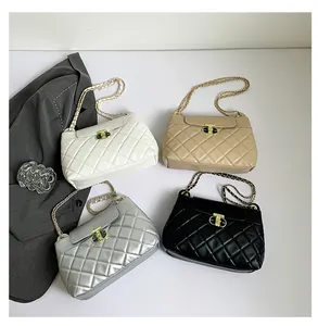 Collection détaillée de sacs à bandoulière matelassés en blanc, beige, argent et noir mat