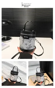 Détails du sac seau contrasté avec texture jacquard florale et étiquette en cuir