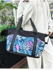 Detalle de tela negra resistente y estampado de hojas en este bolso tote grande
