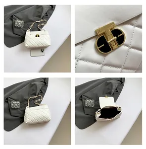 Détails du sac matelassé blanc montrant le fermoir doré et le rangement intérieur